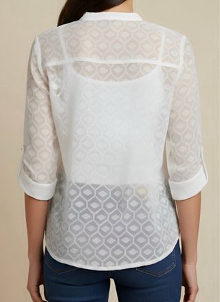 Blusa blanca semitransparente con estampado