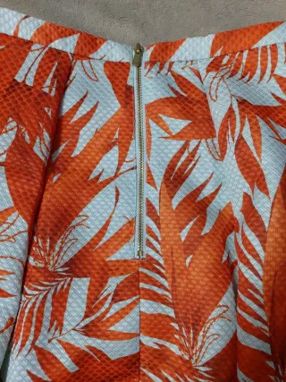 Falda estampada naranja y blanca