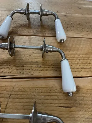 Manillas de porcelana.