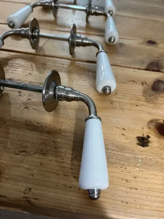 Manillas de porcelana.