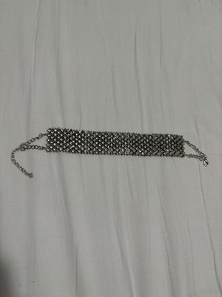 Collar Stradivarius plateado con pedrería