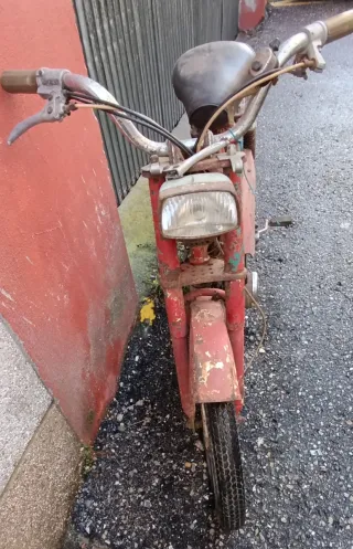 Ciclomotor Torrot Rojo.