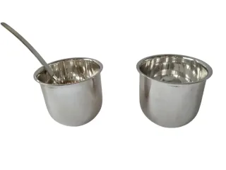 Sopera metálica con cucharas