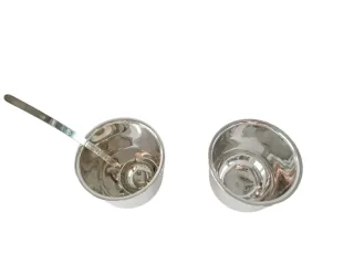 Sopera metálica con cucharas