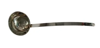 Sopera metálica con cucharas