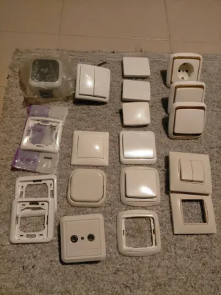 Conmutador, enchufes e interruptores varios