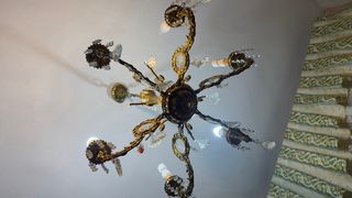 Lámpara de araña antigua de bronce con cristales.