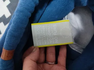 Sudadera con capucha y corazón