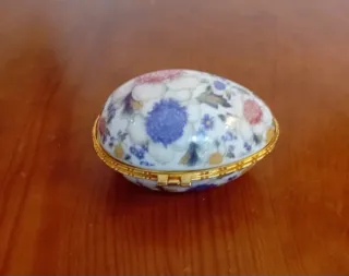 Caixa guarda joias decorada com flores