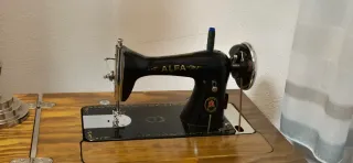 Máquina de coser con mueble