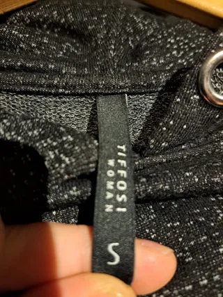 Sudadera gris y negra