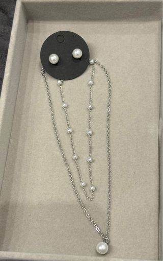 Set di collane e orecchini in argento con perle