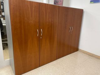 Mesa oficina , 2 armarios, mesa aux. y 2 sillas