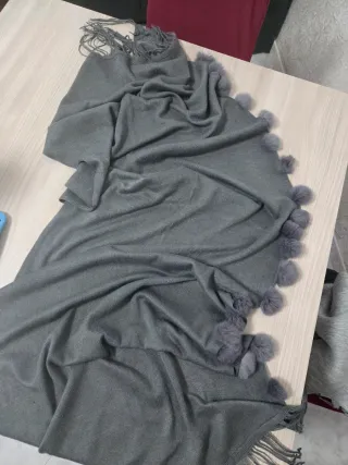 Sciarpa donna con pon pon e frange