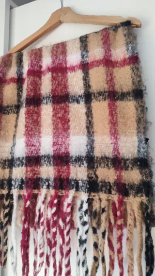 Bufanda a cuadros beige y roja