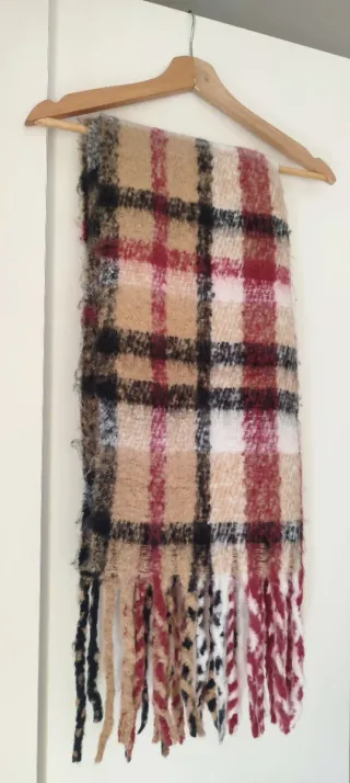 Bufanda a cuadros beige y roja