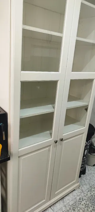 Vitrina blanca de madera y cristal