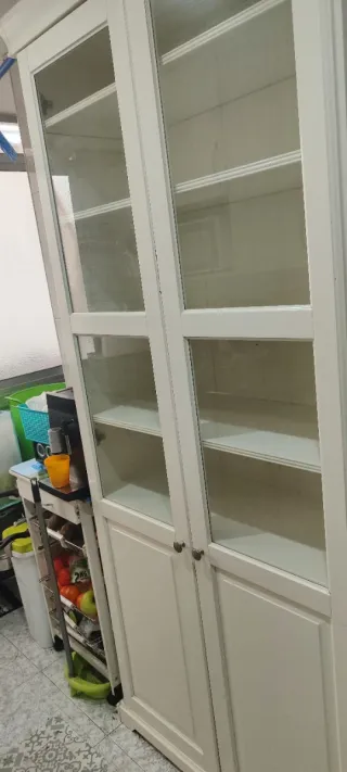 Vitrina blanca de madera y cristal