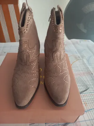 Botines beige con brillantitos Talla 37