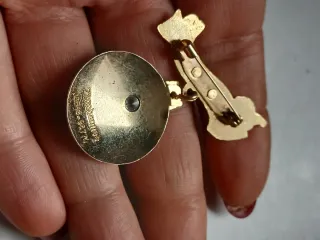 Spilla oro e rossa con nastro