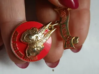 Spilla oro e rossa con nastro