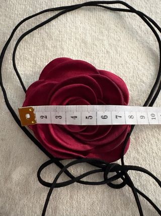 Collar gargantilla flor roja y cordón negro