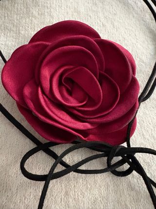 Collar gargantilla flor roja y cordón negro