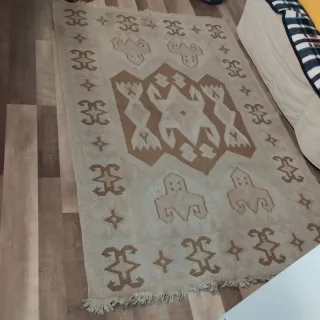 Alfombra beige y marrón con diseño