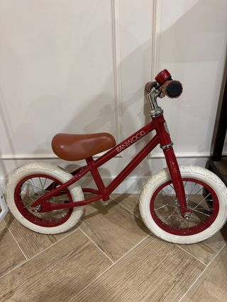 Bicicleta Banwood sin pedales roja