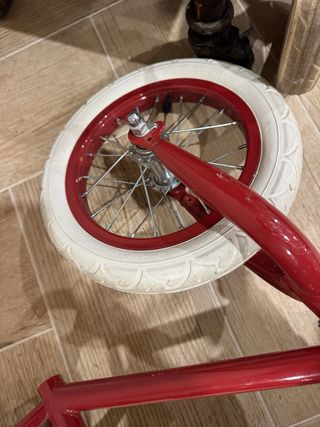 Bicicleta Banwood sin pedales roja