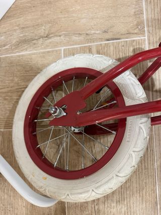 Bicicleta Banwood sin pedales roja