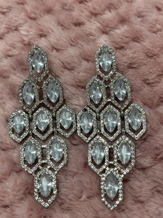 Pendientes largos plateados con pedrería