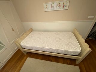 Cama de madera con colchón
