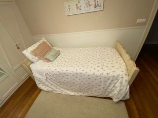 Cama de madera con colchón