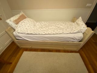 Cama de madera con colchón