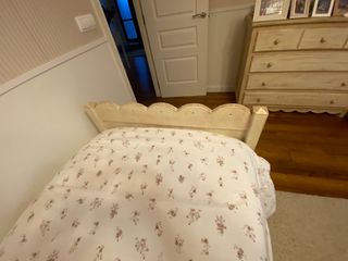 Cama de madera con colchón