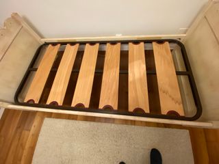 Cama de madera con colchón