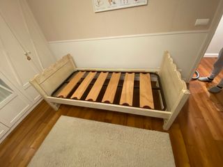 Cama de madera con colchón