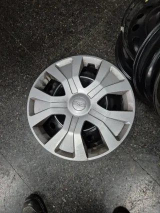 Llanta de acero negra de 16