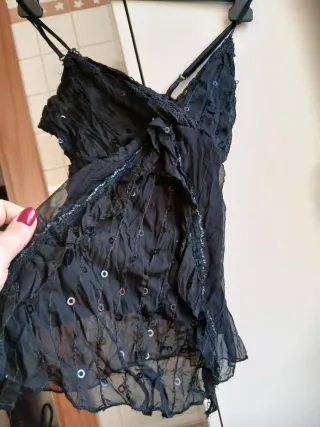Top nero con paillettes