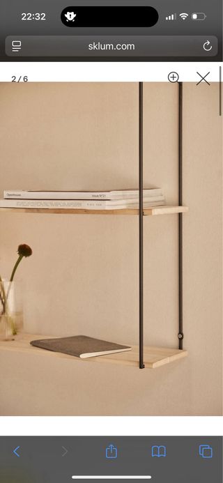 Estantería de pared negra y madera