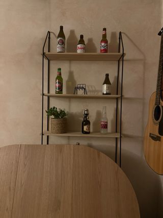 Estantería de pared negra y madera