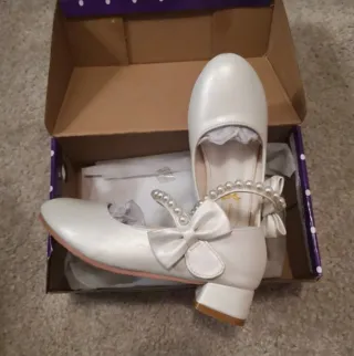 Zapatos niña blancos perlas y lazo