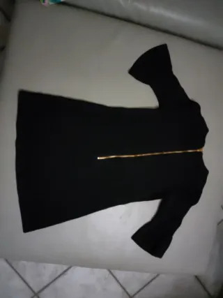 Vestito nero con decorazioni oro 8 anni