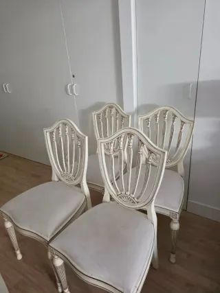 Silla de comedor beige y blanca