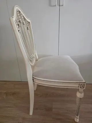 Silla de comedor beige y blanca