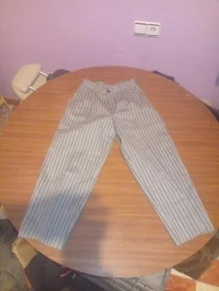 Uniforme militar azul y dorado