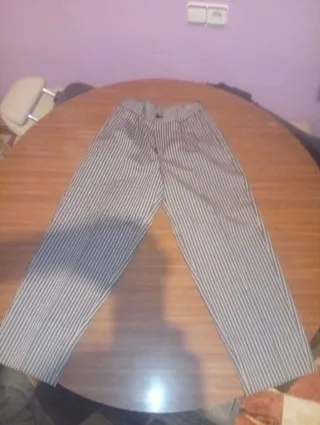 Uniforme militar azul y dorado