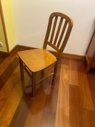 Silla de madera estilo clásico