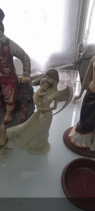 Figura de cerámica mujer con sombrilla